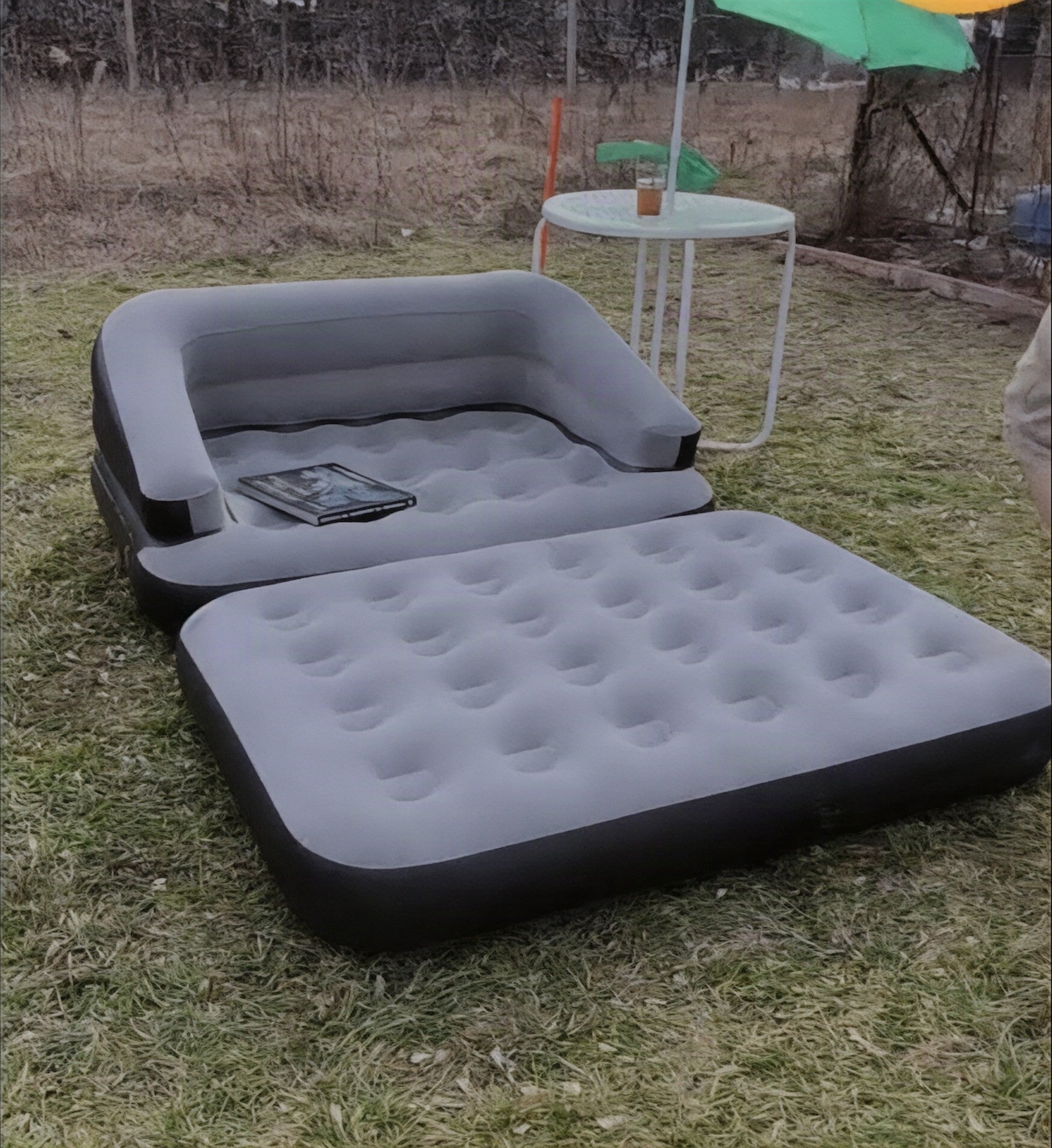 Zdjęcie od klienta — materac rozłożony jako sofa i łóżko w ogrodzie